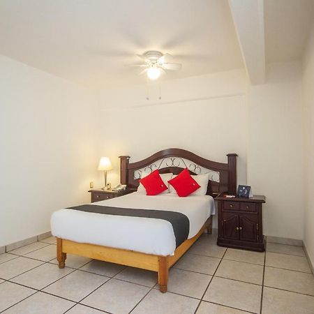 Capital O Hotel Suites Andrade Леон Экстерьер фото